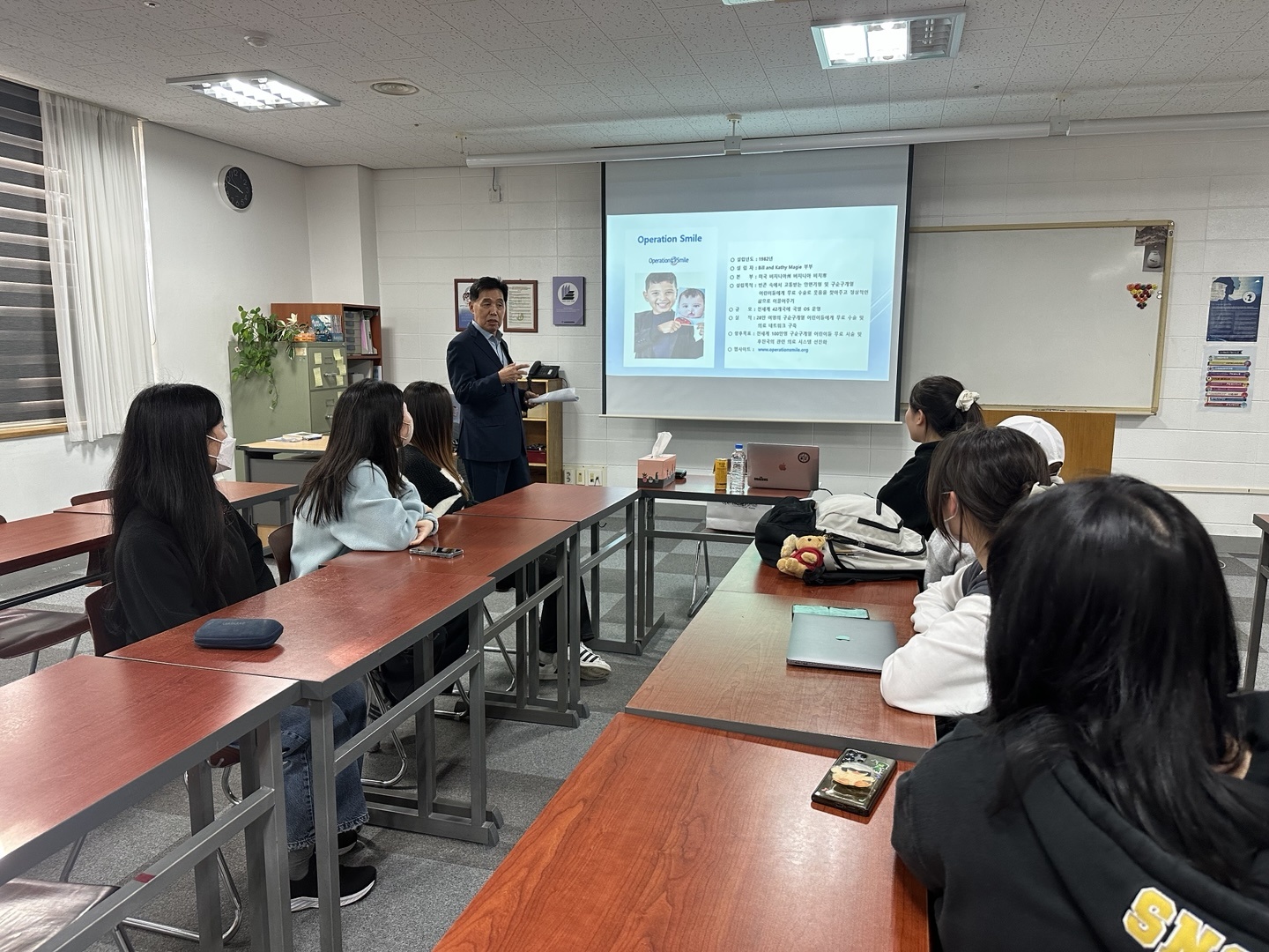 대전외국인학교(Taejon Christian International School)의 고등학생들은 지난 여름 OSK의 자문을 받아 구순구개열 어린이들을 돕기위해 교내 동아리인 ‘Operation Smile Youth Club’을 만들었습니다.